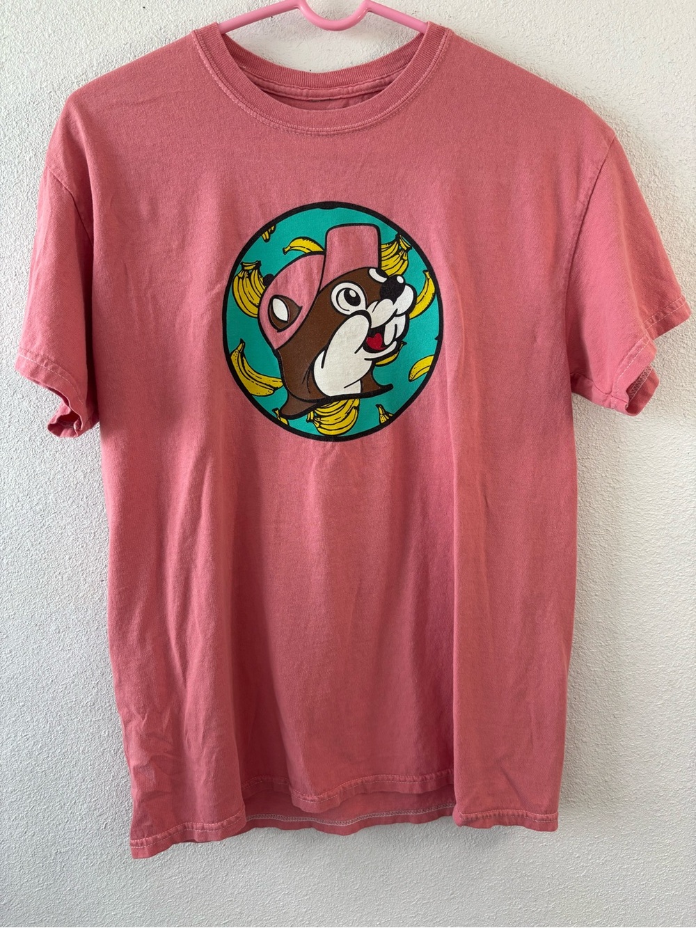 Buc-ee’s Women’s Size Medium Graphic Pink Banana Tee